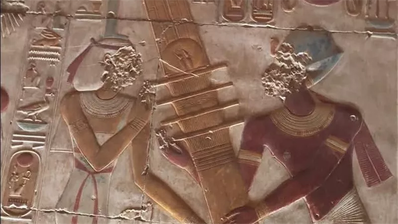 سيتي الأول يقيم عمود جد أمام الإلهة إيزيس.. طقس مقدس يجسد البعث في أبيدوس