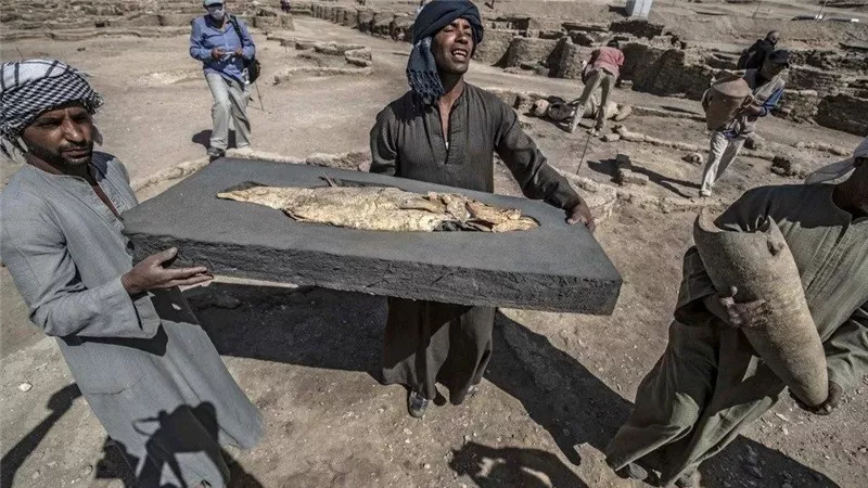 البدل النقدي للعاملين بالآثار.. تفاصيل صرف مقابل العمل خارج المواعيد الرسمية