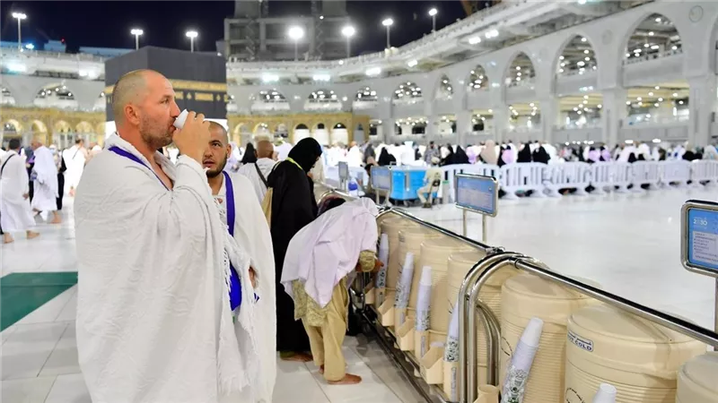 زمزم الحرمين.. عناية سعودية متواصلة لخدمة ضيوف الرحمن