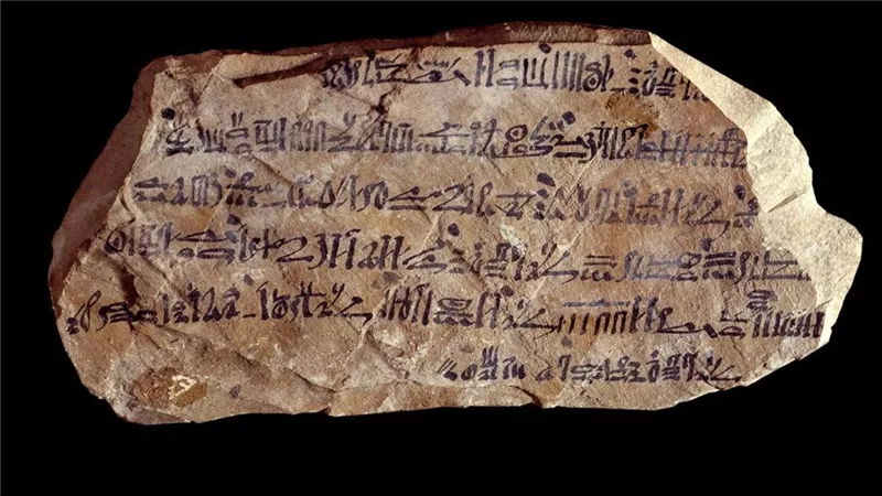 الكتابة على الشقف.. حكاية أداة تعليمية استخدمها المصريون القدماء