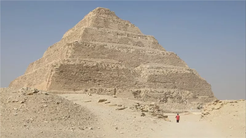 هرم زوسر المدرج.. أول هرم في تاريخ مصر يكشف بداية عبقرية العمارة المصرية 