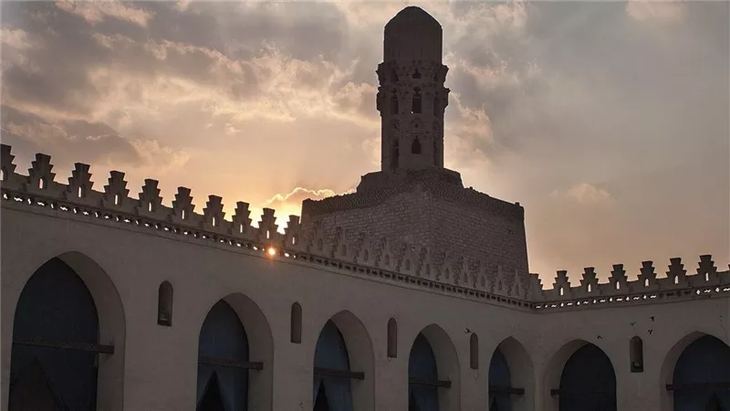 جامع الحاكم بأمر الله.. ألف عام من التاريخ في قلب القاهرة الفاطمية