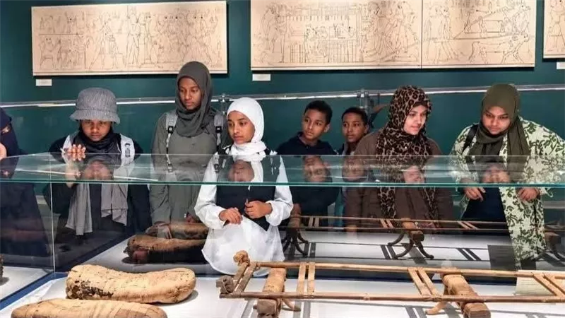 متحف التحنيط يحتفي باليوم الدولي للغة الإشارة بورشة فنية لطلاب مدرسة طه حسين
