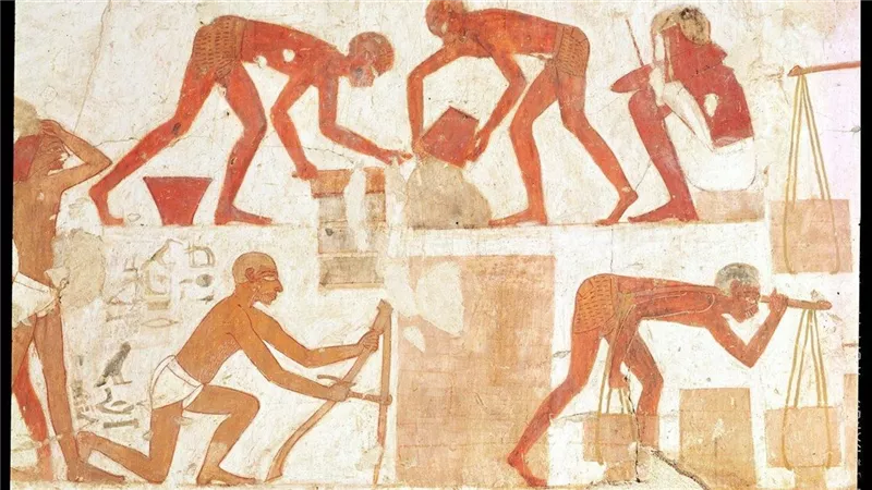 «من الطمي إلى جدران الحضارة».. كيف صنع المصري القديم طوب البناء؟