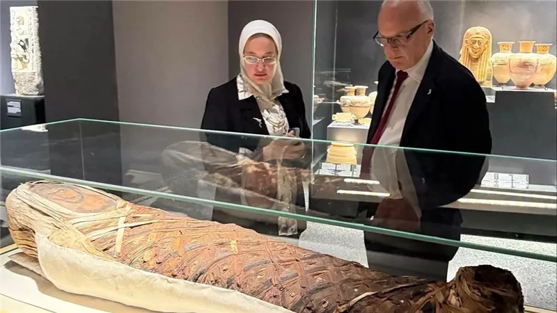 جولة دبلوماسية بين كنوز التاريخ.. سفير السويد يتفقد المتحف اليوناني الروماني