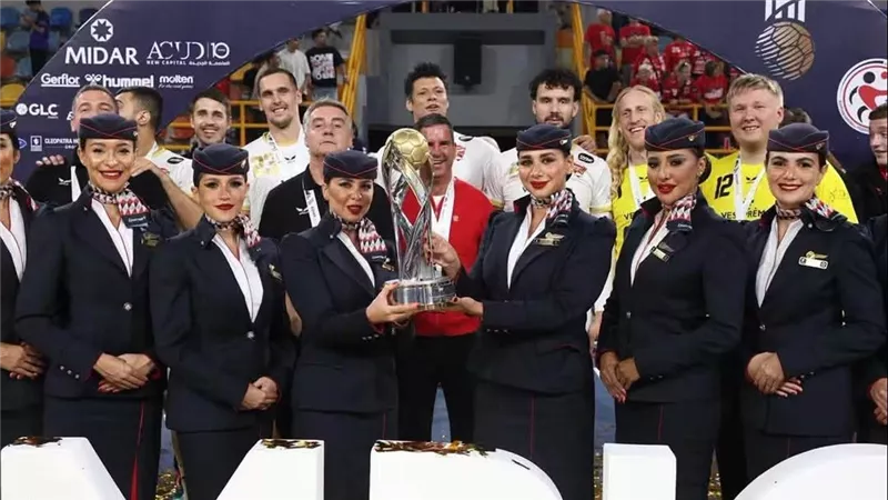 «مصر للطيران في قلب التتويج».. الضيافة الجوية تشارك في تكريم أبطال العالم لكرة