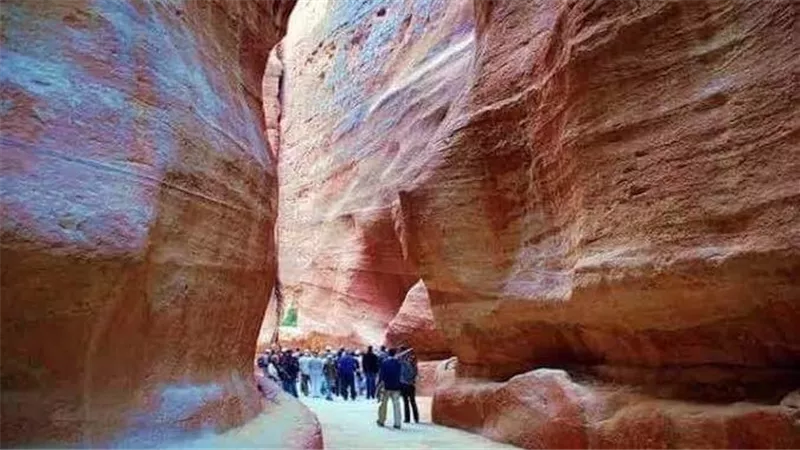 السياحة في جنوب سيناء.. كل ما تريد معرفته عن الوادي الملون في نويبع