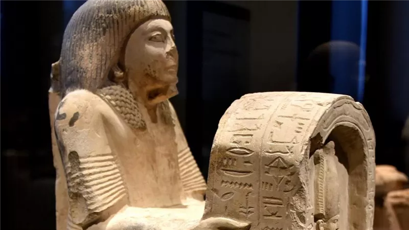 سرّ خفي تحت رداء وزير.. حبل حول العنق يحمل أختامًا تكشف  أسرار مصر القديمة