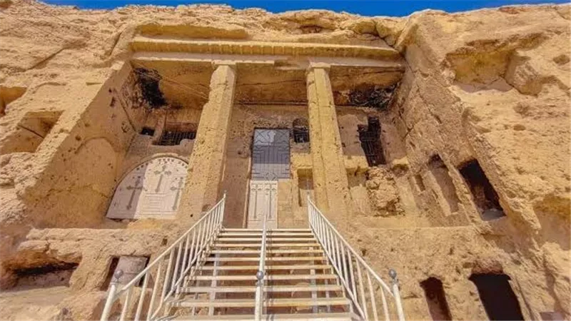 سلالم وسط الجبل تقودك إلى كنائس صخرية ومقابر أثرية في أسيوط