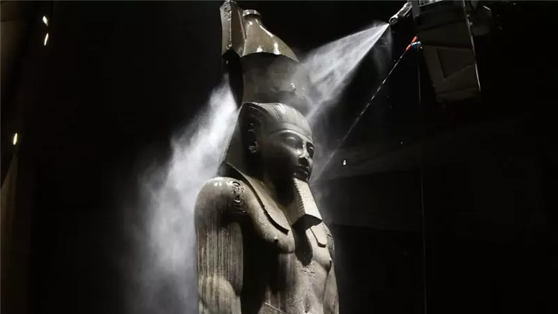 تمثال الملك رمسيس الثاني بالمتحف المصري الكبير.. عناية دقيقة تحافظ على الحضارة