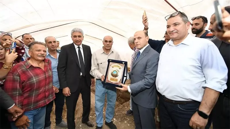 الخيار بيجيب آثار..حكاية جملة عفوية خطفت الأنظار بعد اكتشاف تمثال رمسيس الثاني