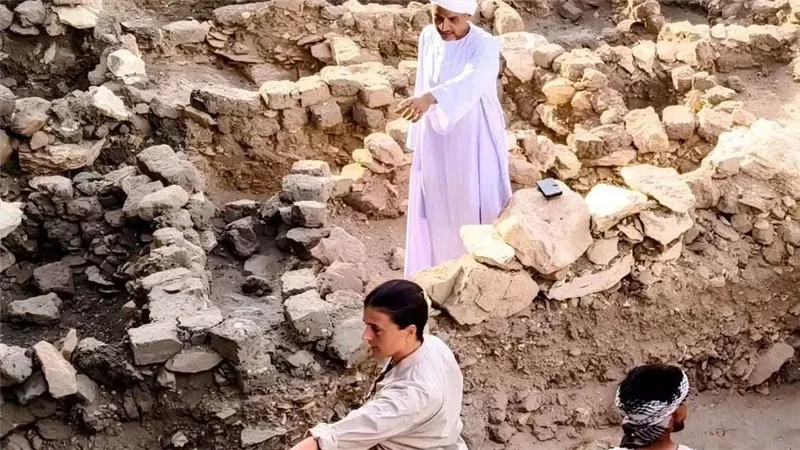 حفائر جديدة بالأقصر.. فحص المكتشفات الفخارية بمعبد ملايين السنين لتحتمس الثالث