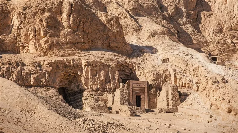 ما الذي ظل مدفونًا 150 عامًا؟.. قصة الحفائر الجديدة في ذراع أبو النجا بالأقصر