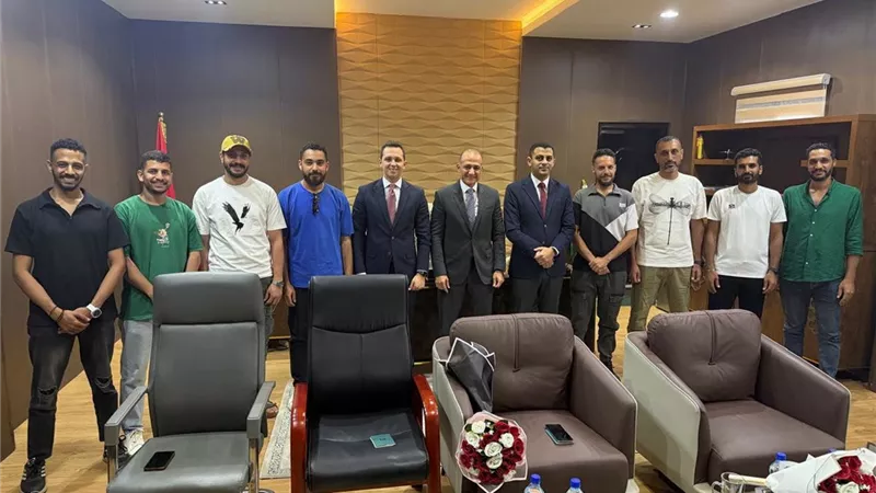 في طريق العودة للوطن.. البحارة المصريون يصلون مقديشيو تمهيدًا للسفر للقاهرة