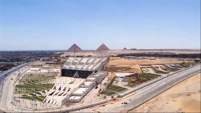 المتحف الكبير والأهرامات